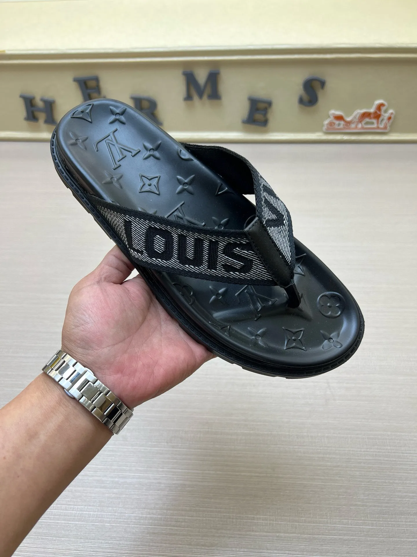 P270🏆Louis Vuitton 🏆[Louis Vuitton] Spring/Summer 2025 [Men's Flip Flops] 🎯🎯As an active family in the fashion industry ⭐ Lv is characterized by bold innovation ⚡Create this casual business style for Chinese fashionable men ✨The fabric is made of imported high-grade cowhide 🔥 Clean and neat ⚡Fashionable and elegant🌹Breathable, sweat-absorbent and deodorant👈So luxurious, high-end and domineering. 👍Must be sold if you repost the picture. Number of yards: 38--46. Color: 🎉 For large quantities. Welcome to repost.
